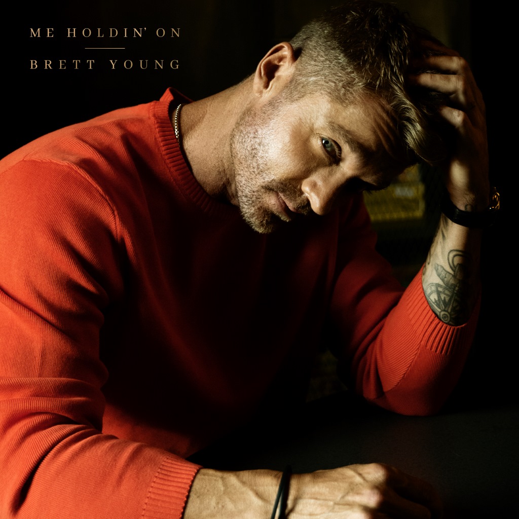 Brett Young brengt nieuwe single Me Holdin’ On uit